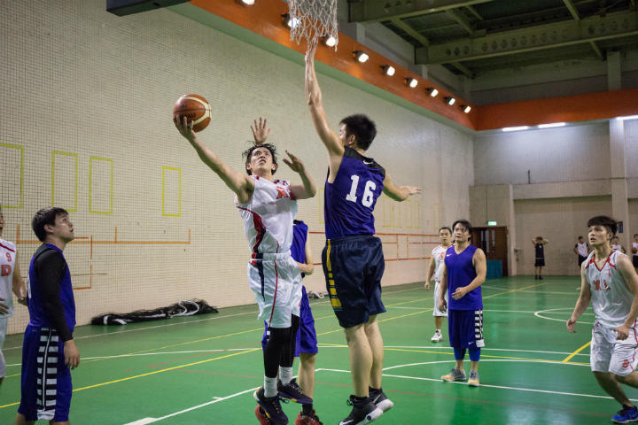 basketball player finishing under rim