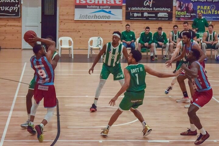 Basketball player looks to assist to a teammate during a game