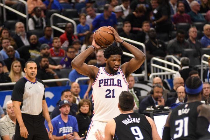 joel-embiid-in-poor-triple-threat-position Joel Embiid holding the ball above his head and not in triple threat position.